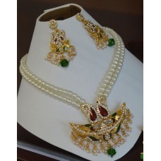 Necklace set crafted in pearls